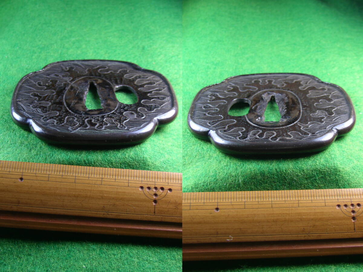 古大鍔 水藻の図 保存付(無銘・古金工).甲鋤毛彫.打返耳.室町 古大鍔 水藻の図 保存付(無銘・古金工).甲鋤毛彫.打返耳.室町