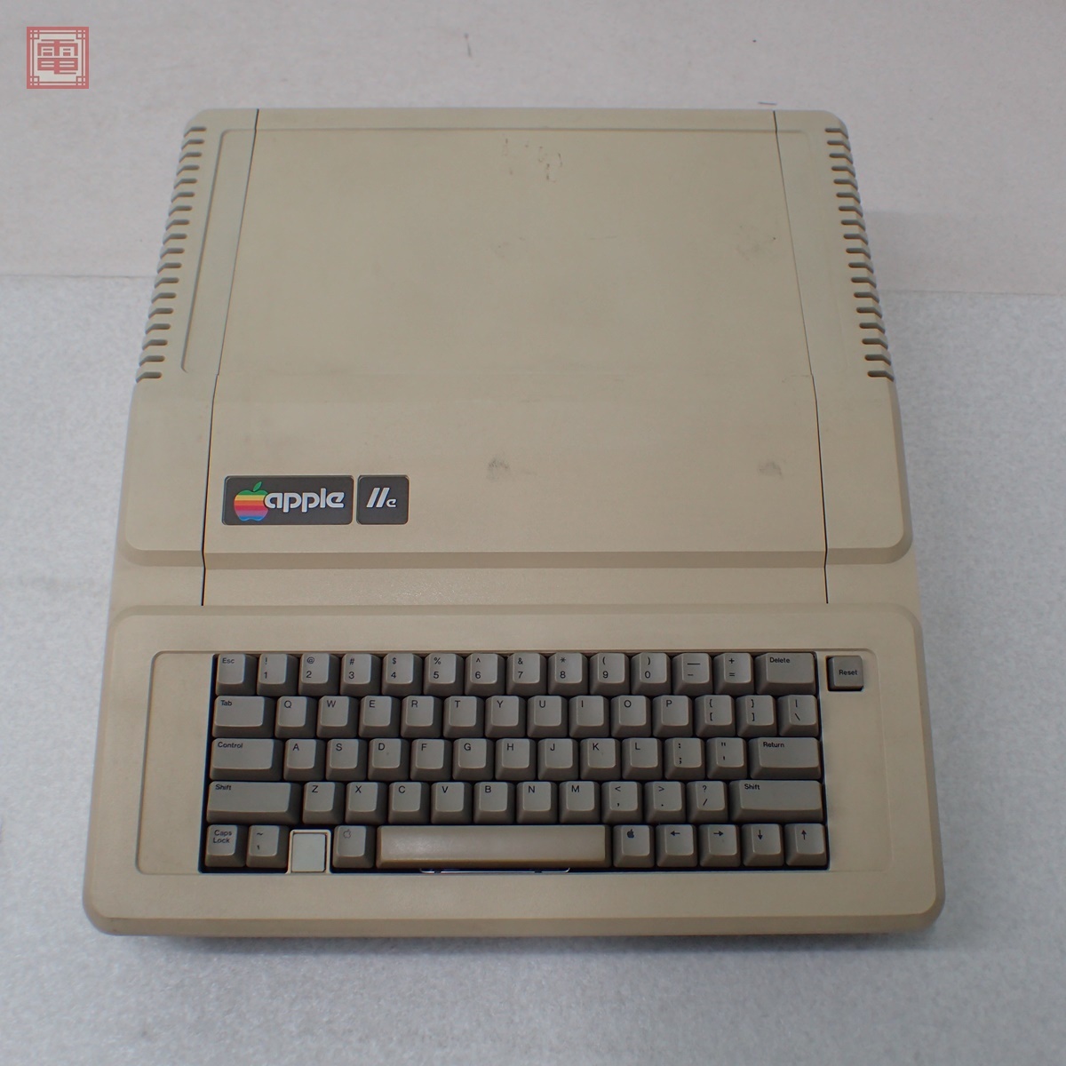 1円〜 Apple IIe A2S2064 本体のみ アップルコンピューター 通電 1円〜 Apple IIe A2S2064 本体のみ アップルコンピューター 通電