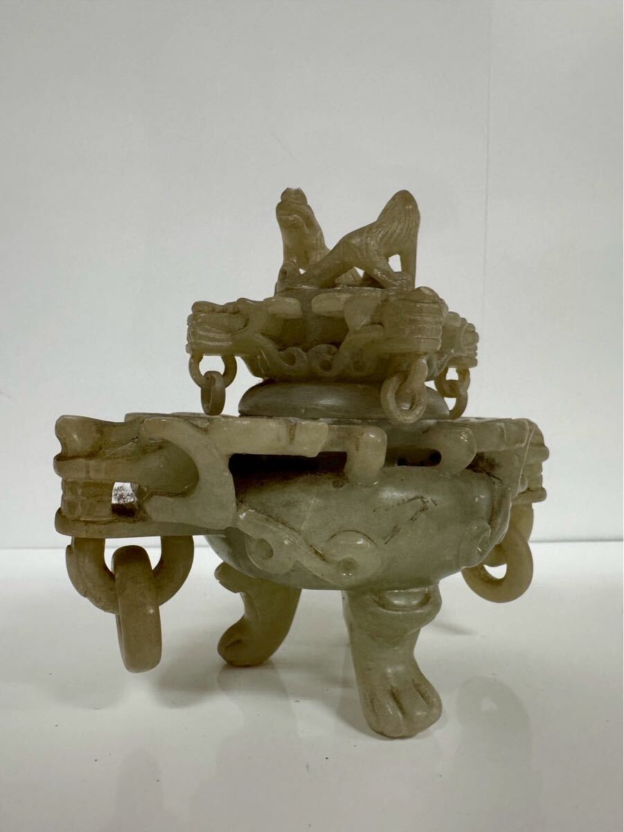 ○ 翡翠 香炉 三つ足 置物 中国美術 彫刻 獅子 約591.7g 一部 ○ 翡翠 香炉 三つ足 置物 中国美術 彫刻 獅子 約591.7g 一部
