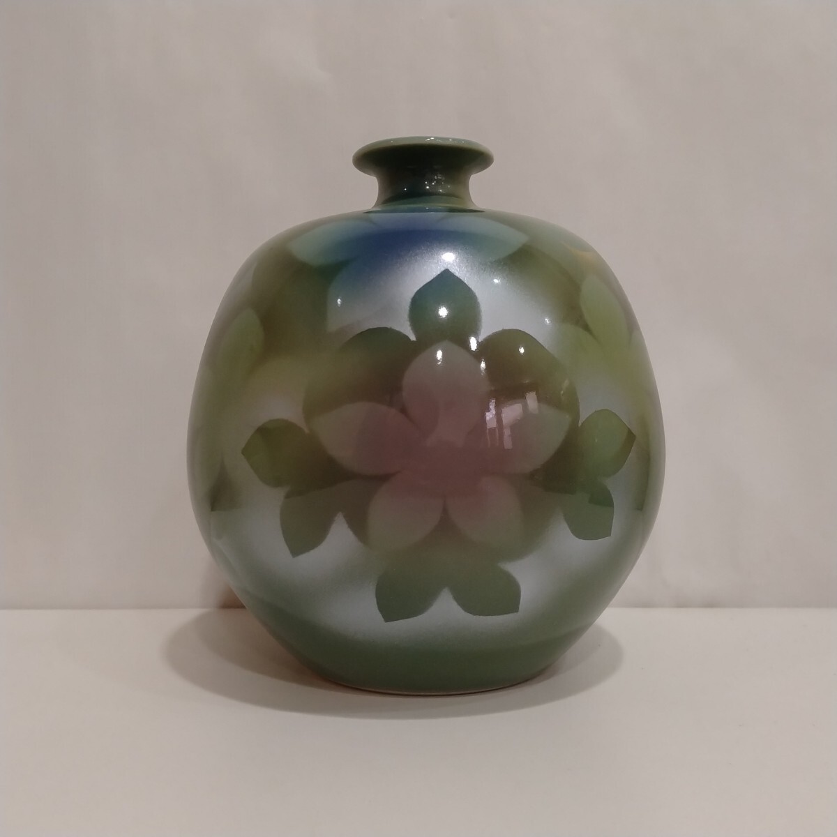 M204044 華道具 九谷焼 香祥窯 花瓶 花入 花器 天然木製花台付き M204044 華道具 九谷焼 香祥窯 花瓶 花入 花器 天然木製花台付き