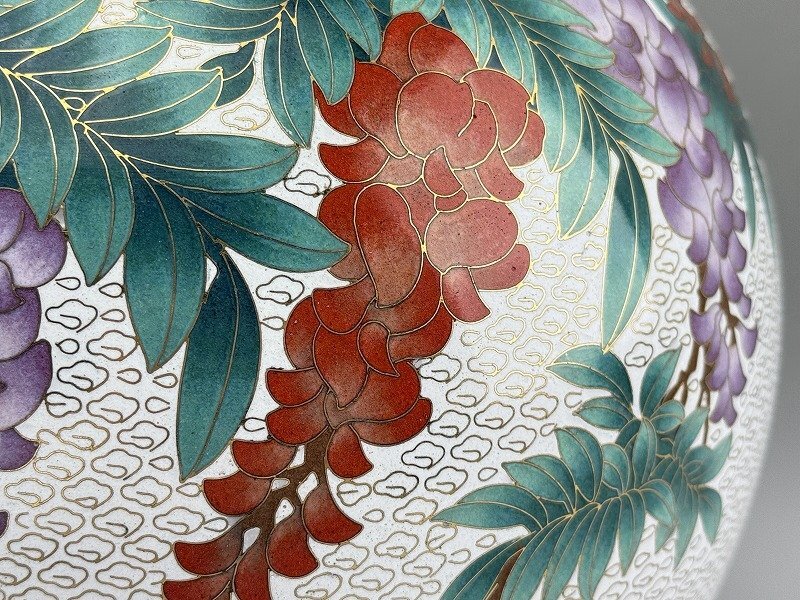 25040912七宝焼 壷 北京景泰藍款 金糸象嵌 藤花草文細工彫絵 胴 25040912七宝焼 壷 北京景泰藍款 金糸象嵌 藤花草文細工彫絵 胴