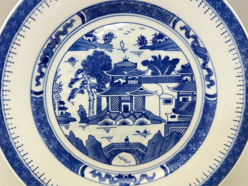 25041007青花染付皿 景徳鎮製款 山水楼閣風景図絵 径25.5㎝ 中国 25041007青花染付皿 景徳鎮製款 山水楼閣風景図絵 径25.5㎝ 中国