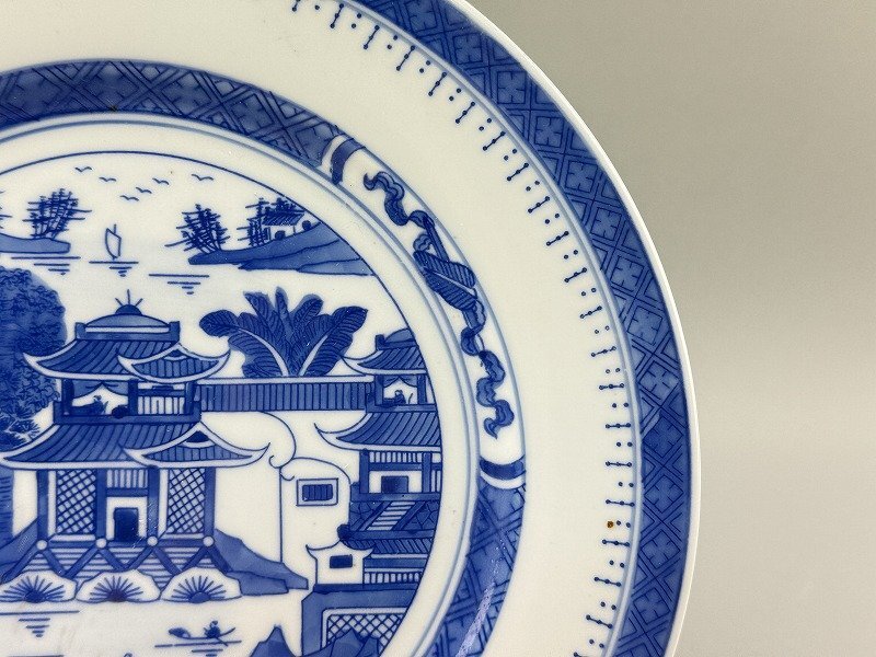 25041007青花染付皿 景徳鎮製款 山水楼閣風景図絵 径25.5㎝ 中国 25041007青花染付皿 景徳鎮製款 山水楼閣風景図絵 径25.5㎝ 中国