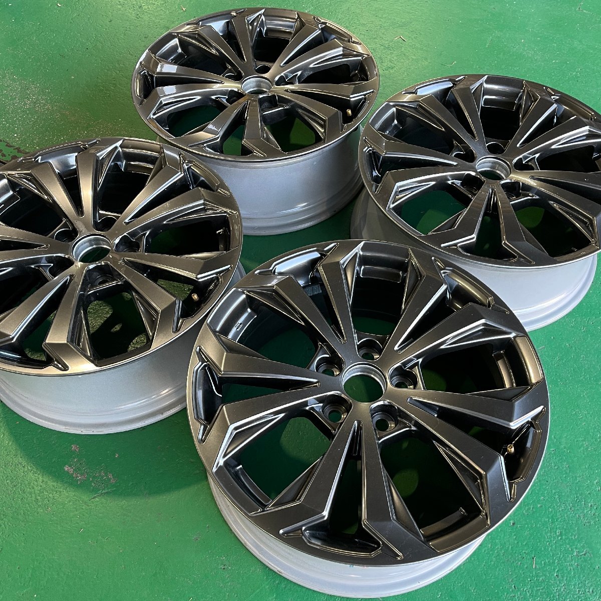 新車外し 美品 RAV4 純正ホイール 18インチ 7J +35 5H114.3(5穴 新車外し 美品 RAV4 純正ホイール 18インチ 7J +35 5H114.3(5穴