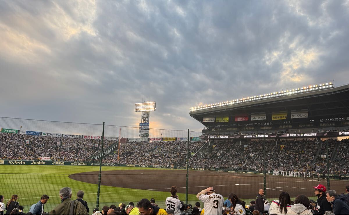 4/26(土)14:00〜 阪神vs巨人 甲子園球場 3塁側ブリーズシート 4/26(土)14:00〜 阪神vs巨人 甲子園球場 3塁側ブリーズシート