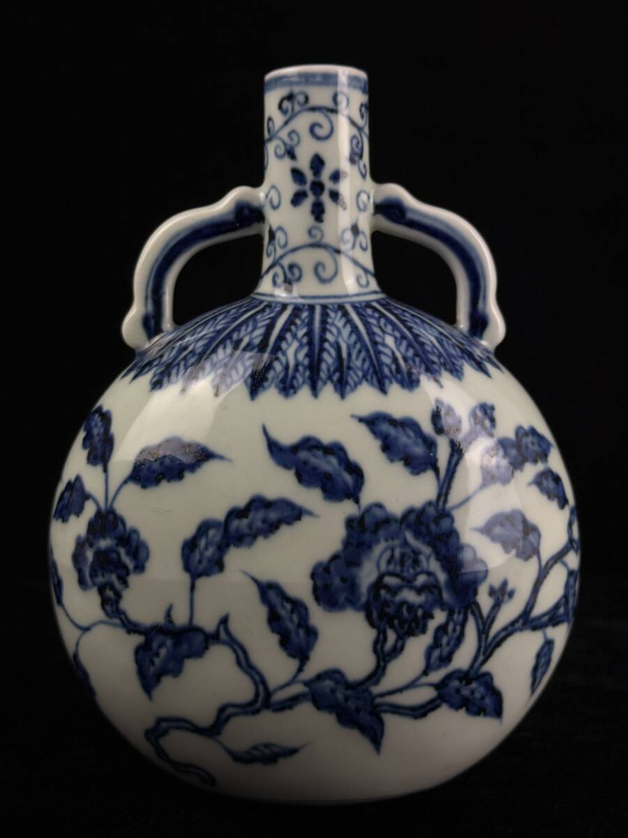 中国美術 染付扁壺 唐草紋 図 高さ18.6cm[検索/宣徳年製 銘 景 中国美術 染付扁壺 唐草紋 図 高さ18.6cm[検索/宣徳年製 銘 景