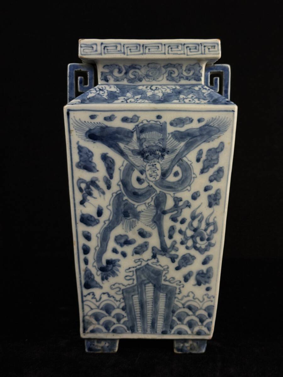 時代 古染付花瓶 青花草雷雲紋青龍図 双耳 四つ足 陽刻迦楼羅図 時代 古染付花瓶 青花草雷雲紋青龍図 双耳 四つ足 陽刻迦楼羅図