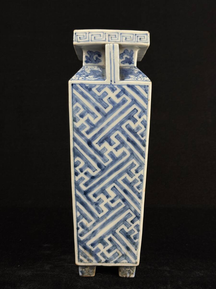 時代 古染付花瓶 青花草雷雲紋青龍図 双耳 四つ足 陽刻迦楼羅図 時代 古染付花瓶 青花草雷雲紋青龍図 双耳 四つ足 陽刻迦楼羅図