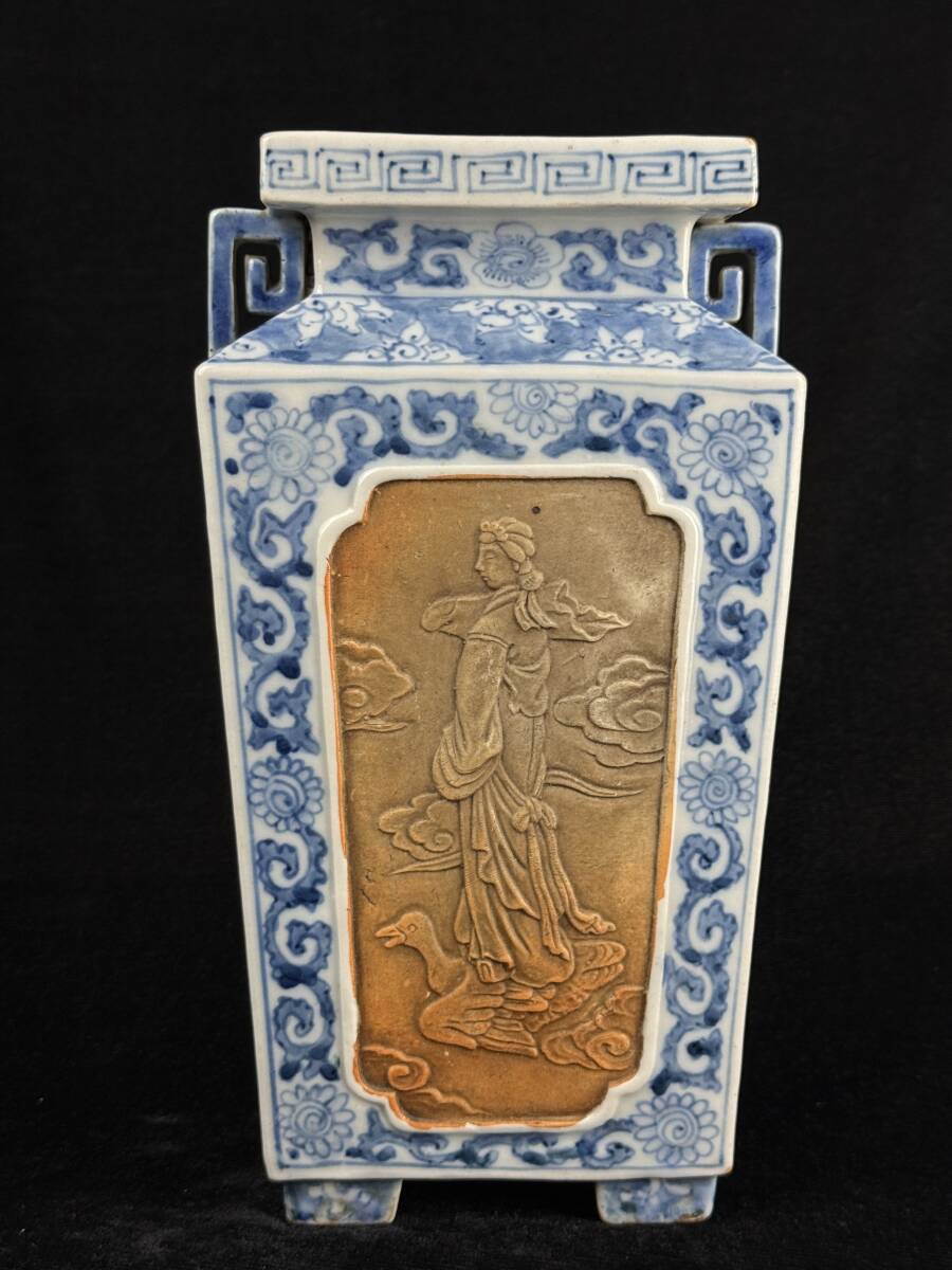 時代 古染付花瓶 青花草雷雲紋青龍図 双耳 四つ足 陽刻迦楼羅図 時代 古染付花瓶 青花草雷雲紋青龍図 双耳 四つ足 陽刻迦楼羅図