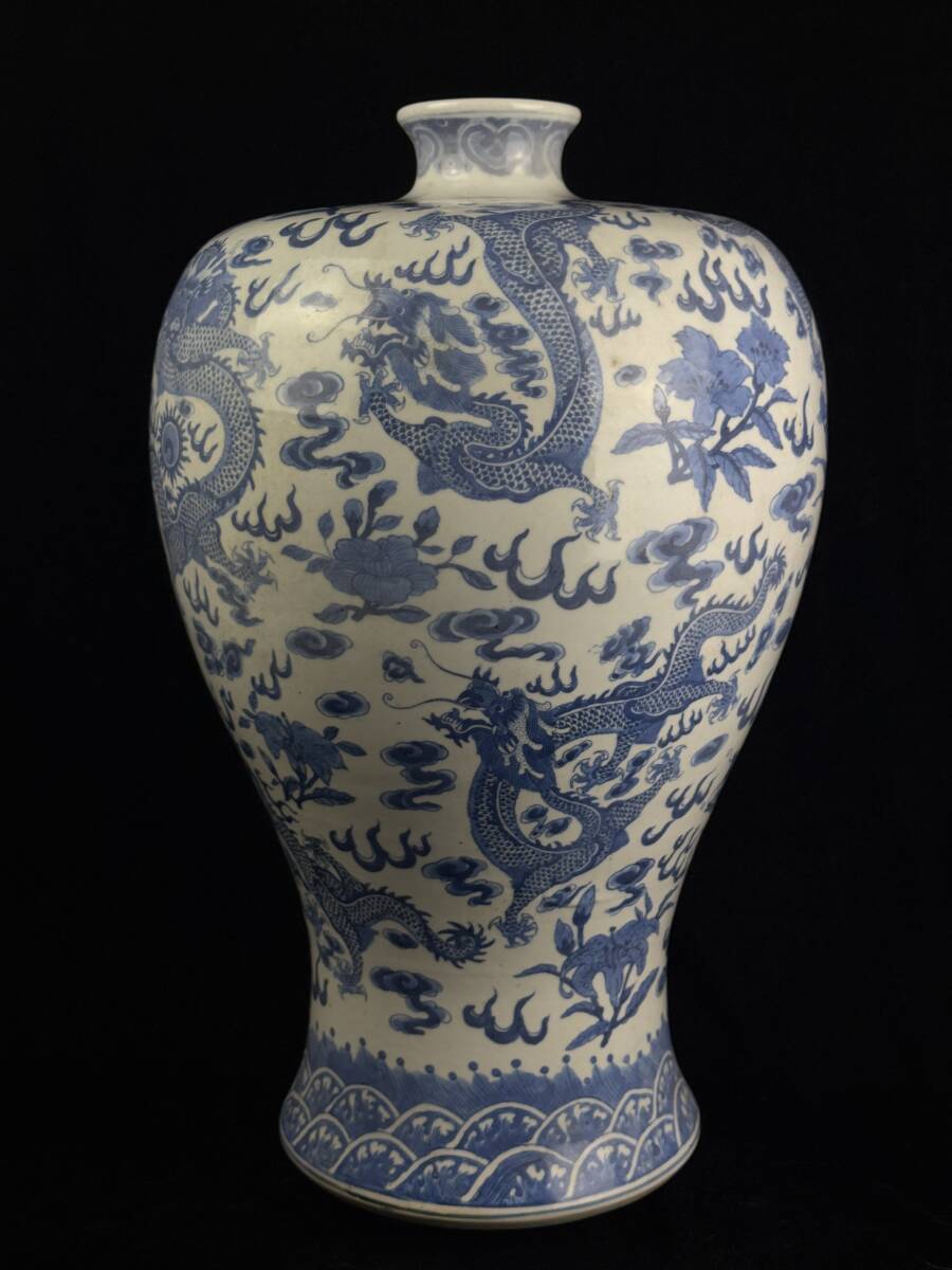 中国美術 染付大瓶 花草紋 青海波 五爪雲龍図 徳利 高さ63.6cm 中国美術 染付大瓶 花草紋 青海波 五爪雲龍図 徳利 高さ63.6cm