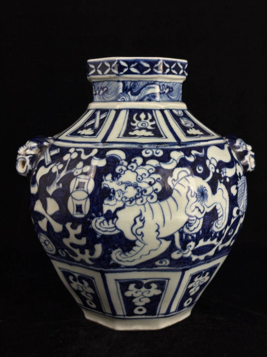 中国美術 染付壺 面取八角獣双耳 花草紋 麒麟図 高さ25.4cm 中国美術 染付壺 面取八角獣双耳 花草紋 麒麟図 高さ25.4cm