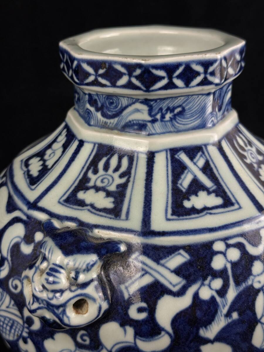 中国美術 染付壺 面取八角獣双耳 花草紋 麒麟図 高さ25.4cm 中国美術 染付壺 面取八角獣双耳 花草紋 麒麟図 高さ25.4cm