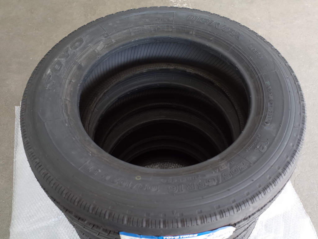  новый товар 4 шт. комплект 205/65R16 109/107L Toyo Tire TOYO TIRES M134 не использовался долгое время наличие товар 2014 год производства загрязнения и т.п. есть грузовик шина низкий пол 