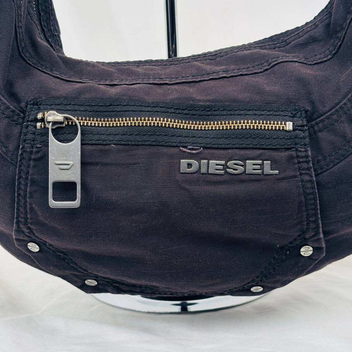 Y2Kムードを纏う主役バッグ DIESEL ディーゼル ショルダーバッグ Y2Kムードを纏う主役バッグ DIESEL ディーゼル ショルダーバッグ