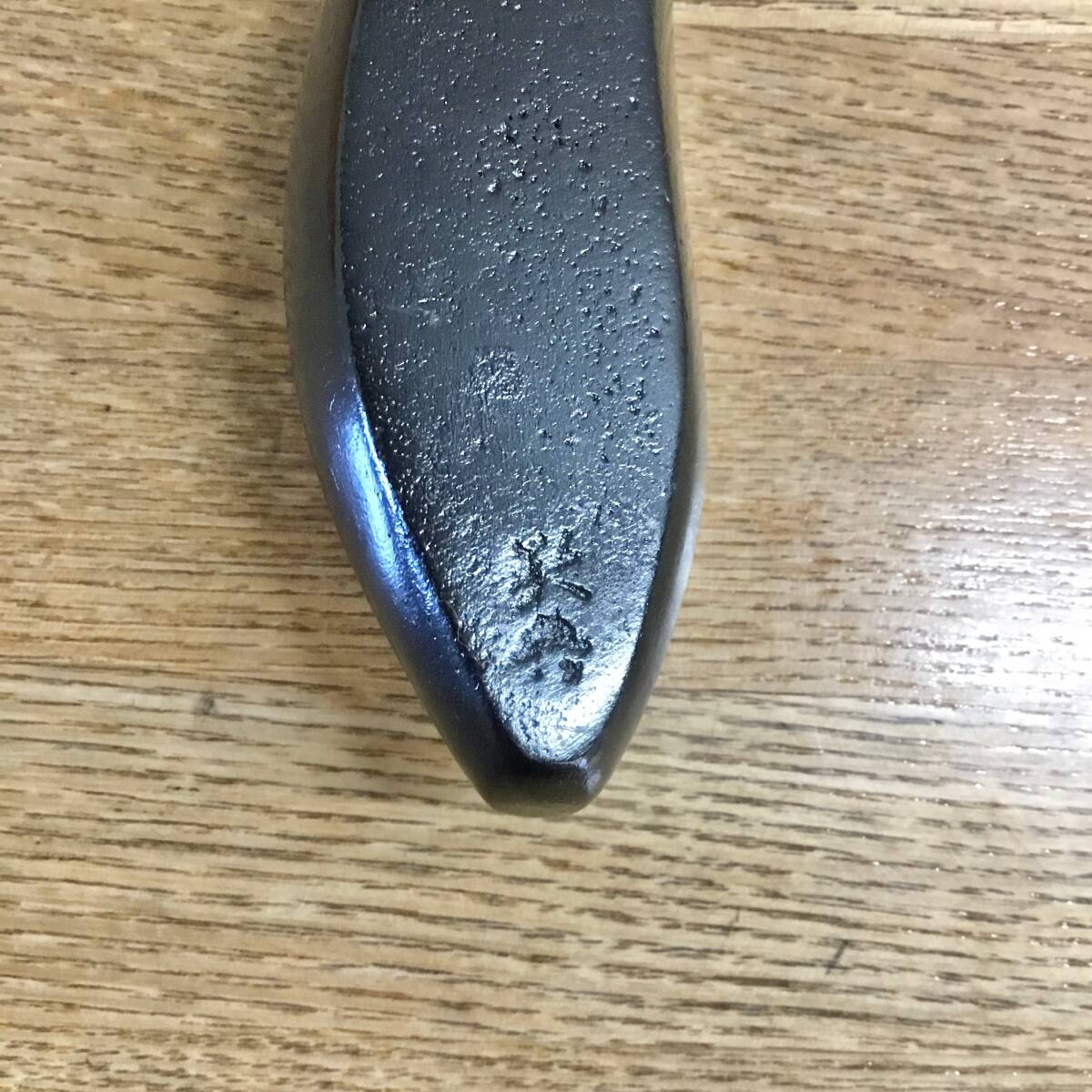 高橋敬典作 文鎮 茄子 長さ17cm 木箱入り 共箱 鋳物 鉄製品 人間 高橋敬典作 文鎮 茄子 長さ17cm 木箱入り 共箱 鋳物 鉄製品 人間