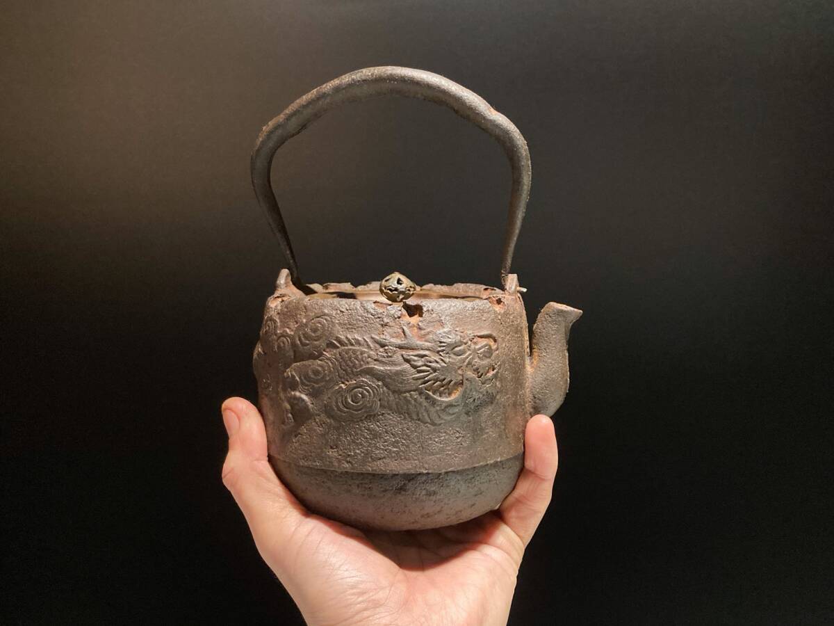 □600cc 小ぶり 雲龍紋 鉄瓶 龍文堂花押□煎茶 急須 湯沸かし 鉄 □600cc 小ぶり 雲龍紋 鉄瓶 龍文堂花押□煎茶 急須 湯沸かし 鉄