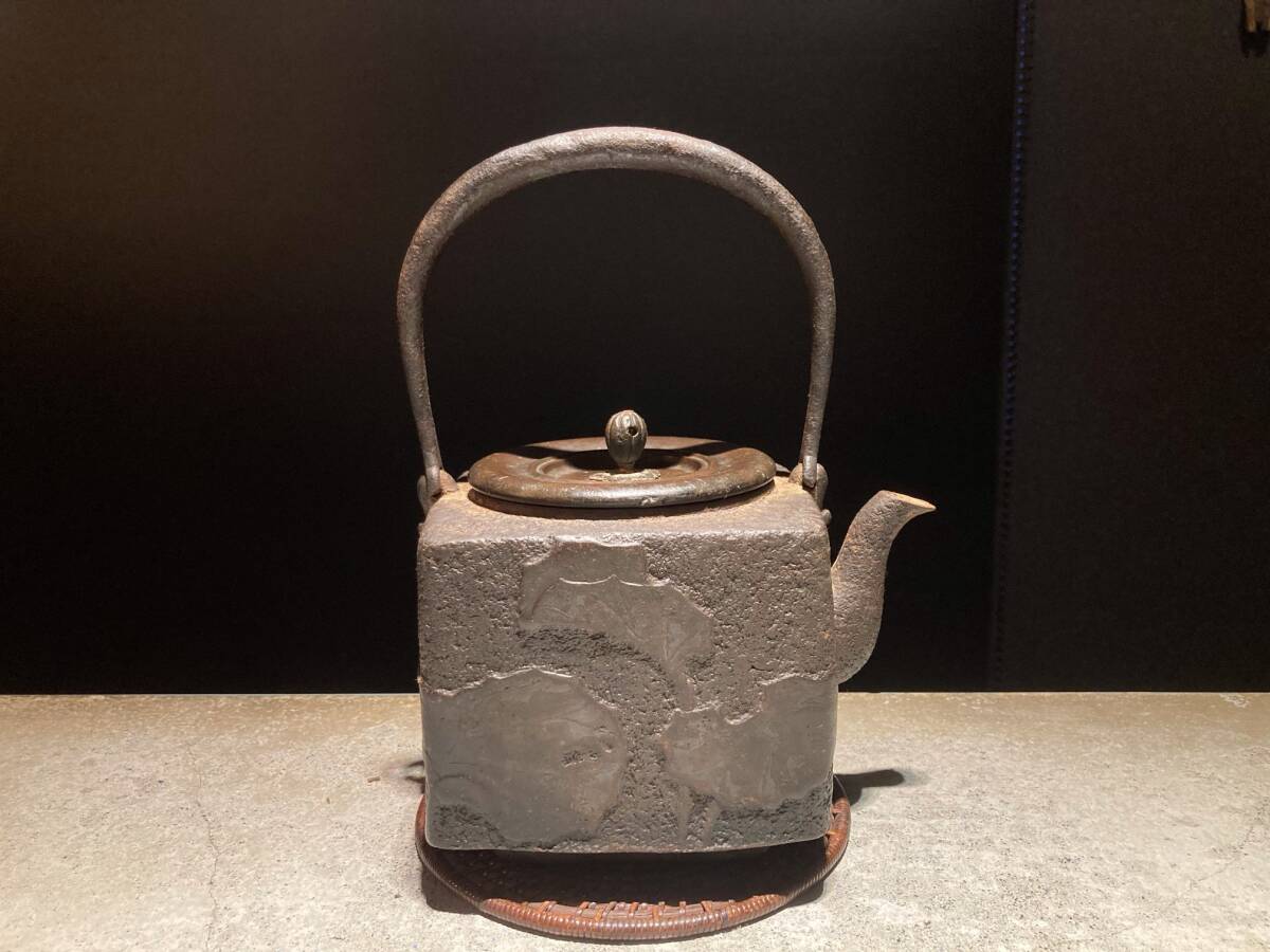 □龍文堂 蓮図 四方形 鉄瓶□煎茶 急須 湯沸かし 鉄壺 鉄器 金属 □龍文堂 蓮図 四方形 鉄瓶□煎茶 急須 湯沸かし 鉄壺 鉄器 金属