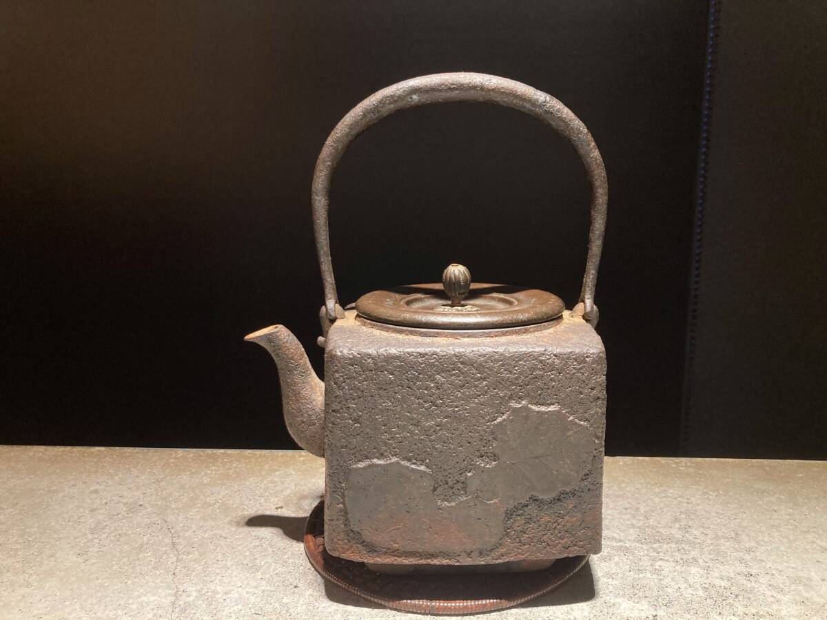 □龍文堂 蓮図 四方形 鉄瓶□煎茶 急須 湯沸かし 鉄壺 鉄器 金属 □龍文堂 蓮図 四方形 鉄瓶□煎茶 急須 湯沸かし 鉄壺 鉄器 金属