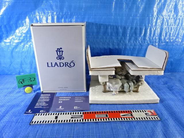 QF-32/LLADROリヤドロ 5735 Big Sister 絶版 ソファーに座る犬と QF-32/LLADROリヤドロ 5735 Big Sister 絶版 ソファーに座る犬と