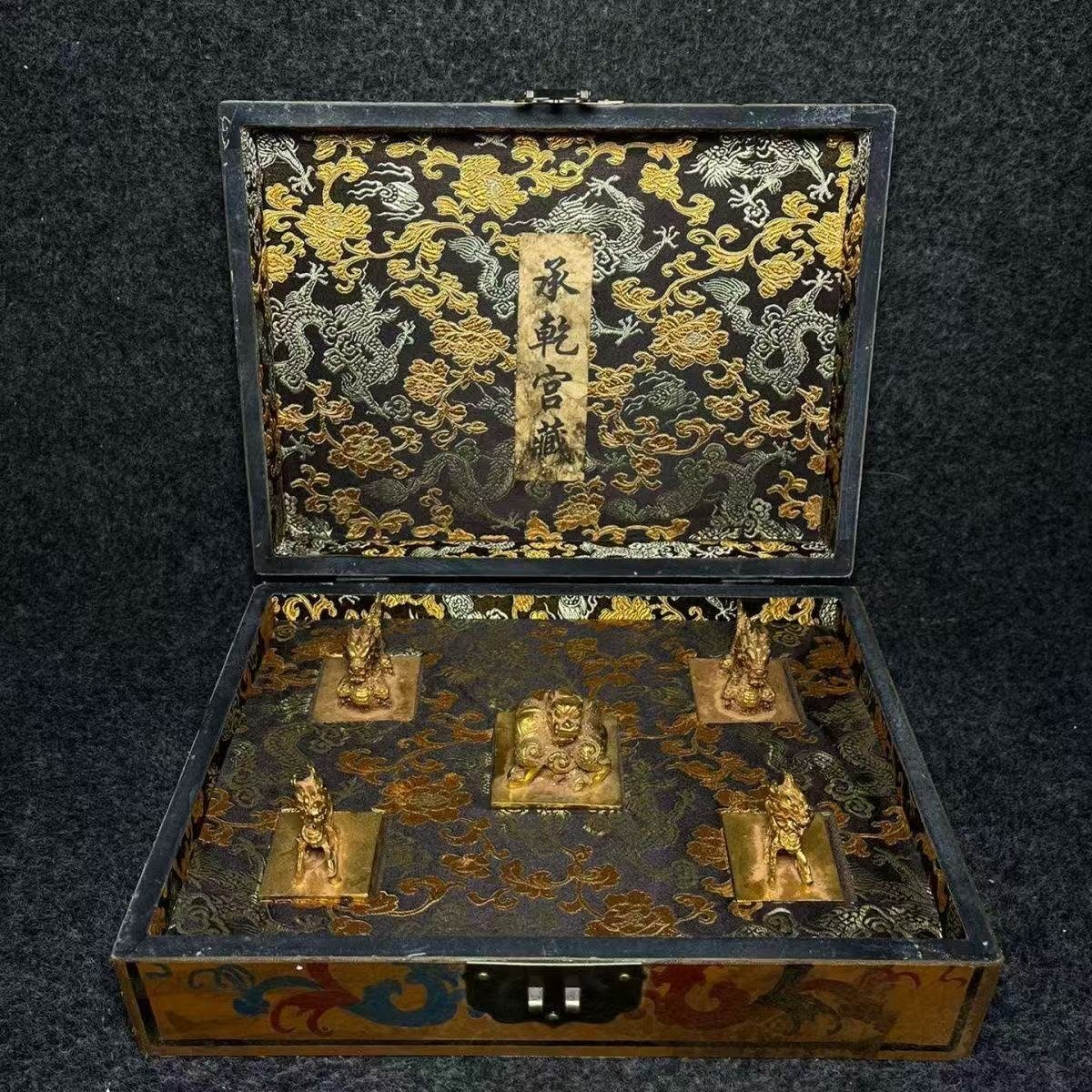J255 旧家収蔵 【大清乾隆漆器収蔵盒内蔵黄銅金印】 置物 HSD J255 旧家収蔵 【大清乾隆漆器収蔵盒内蔵黄銅金印】 置物 HSD