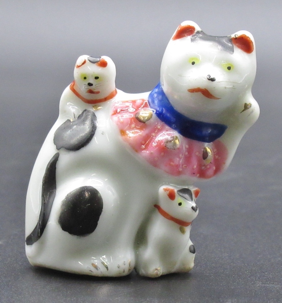 古い磁器人形 招き猫(三毛猫)5匹 』*縁起物. ねこ. 商売繁盛 古い磁器人形 招き猫(三毛猫)5匹 』*縁起物. ねこ. 商売繁盛
