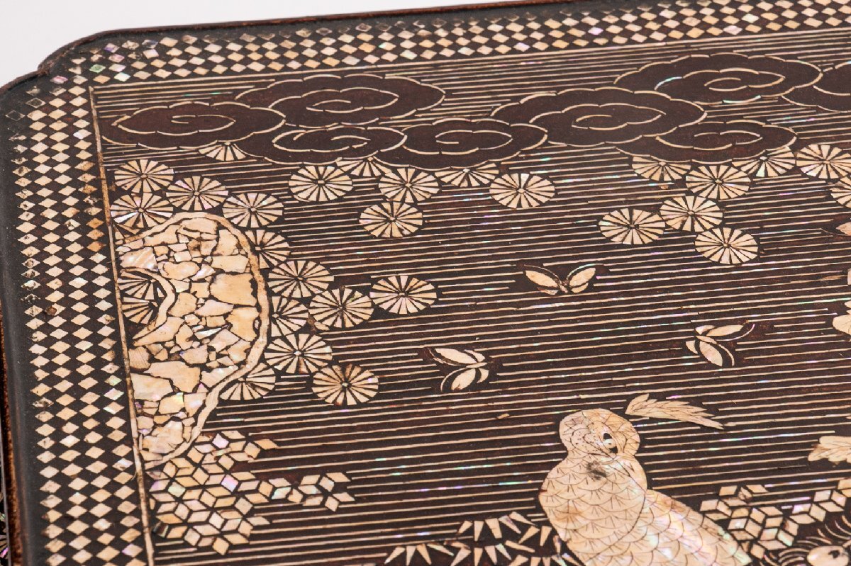 古美術】 時代物 青貝螺鈿細工 牡丹鳳凰文飾り卓 E1774 中国古玩 古美術】 時代物 青貝螺鈿細工 牡丹鳳凰文飾り卓 E1774 中国古玩