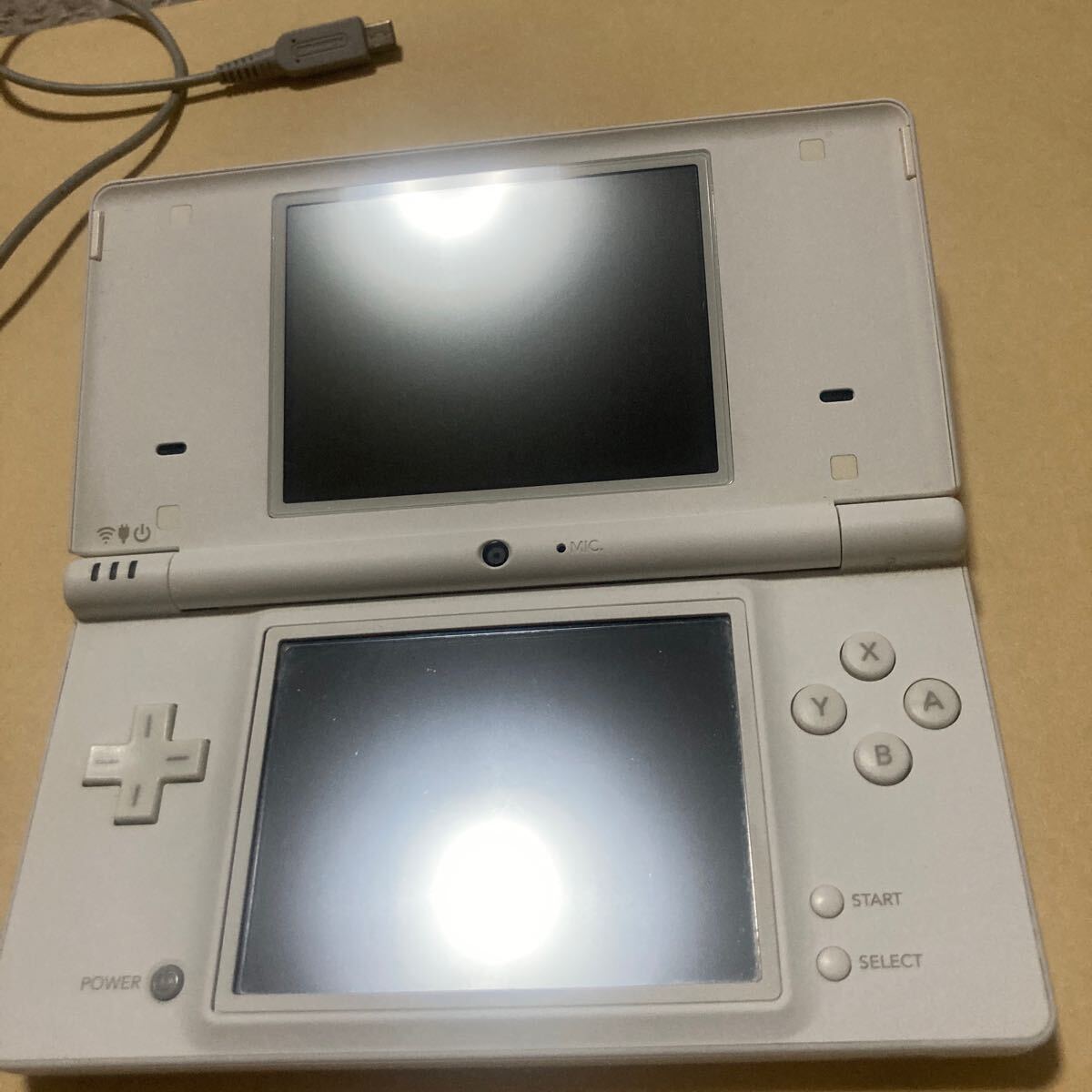 送料無料 ニンテンドーDSi 本体 ホワイト タッチペン付 TWL-001 送料無料 ニンテンドーDSi 本体 ホワイト タッチペン付 TWL-001