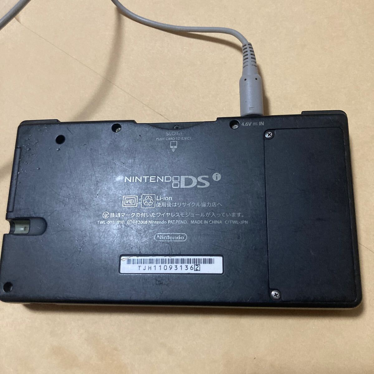 送料無料 ニンテンドーDSi 本体 ブラック アダプタ付 TWL-001 送料無料 ニンテンドーDSi 本体 ブラック アダプタ付 TWL-001