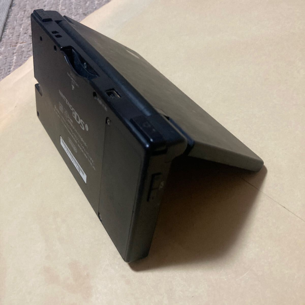 送料無料 ニンテンドーDSi 本体 ブラック アダプタ付 TWL-001 送料無料 ニンテンドーDSi 本体 ブラック アダプタ付 TWL-001