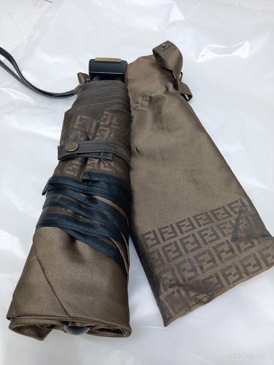 R※ FENDI フェンディ ズッカ柄 折り畳み傘 傘 日傘 ブラウン R※ FENDI フェンディ ズッカ柄 折り畳み傘 傘 日傘 ブラウン