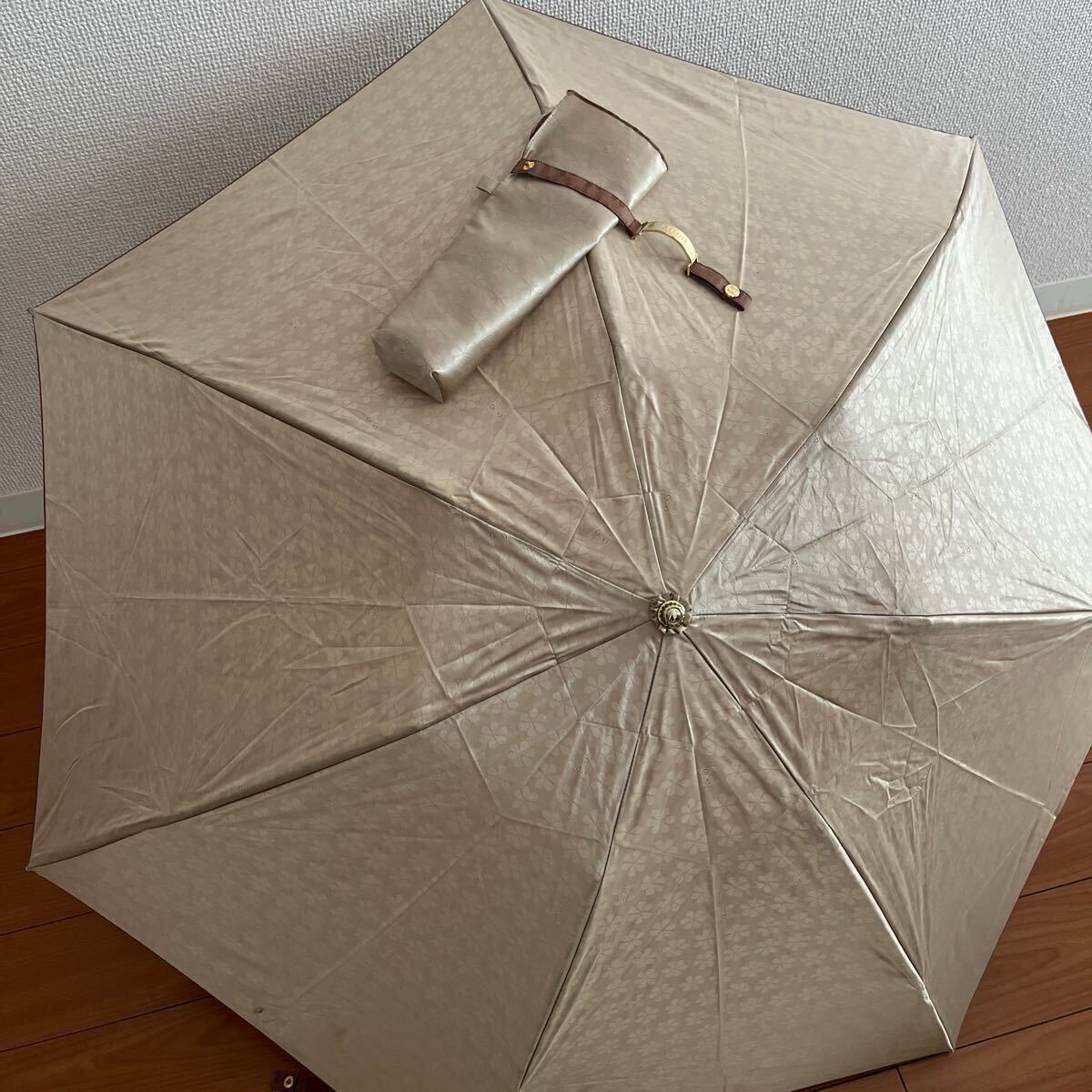 送込・美品】セリーヌ折りたたみ傘 花・ロゴ織柄 ベージュ 送込・美品】セリーヌ折りたたみ傘 花・ロゴ織柄 ベージュ