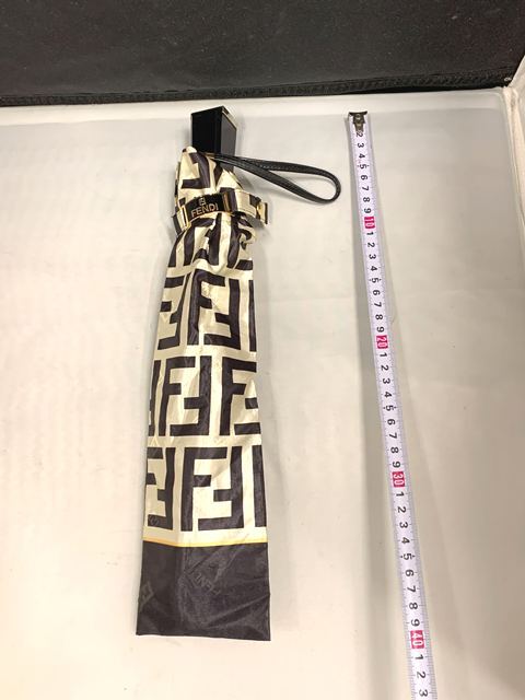 &N95476: FENDI フェンディ 折りたたみ傘 ホワイト ズッカ柄 &N95476: FENDI フェンディ 折りたたみ傘 ホワイト ズッカ柄