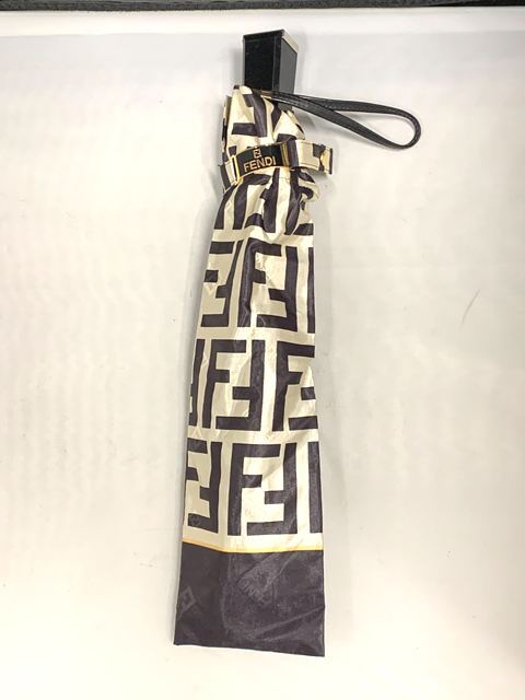 &N95476: FENDI フェンディ 折りたたみ傘 ホワイト ズッカ柄 &N95476: FENDI フェンディ 折りたたみ傘 ホワイト ズッカ柄