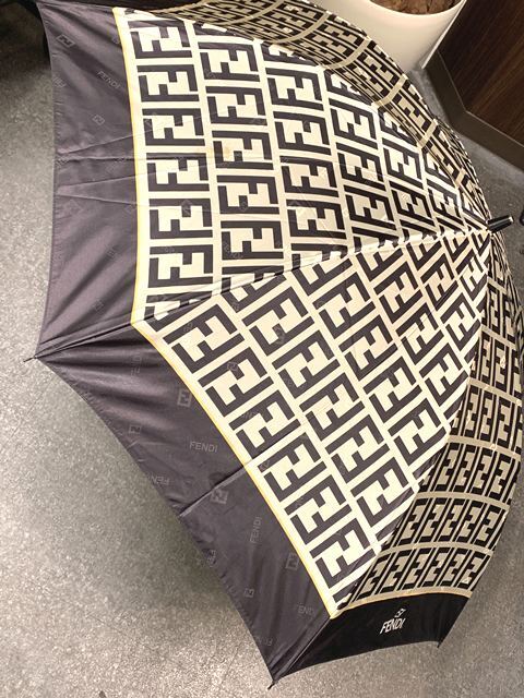 &N95476: FENDI フェンディ 折りたたみ傘 ホワイト ズッカ柄 &N95476: FENDI フェンディ 折りたたみ傘 ホワイト ズッカ柄