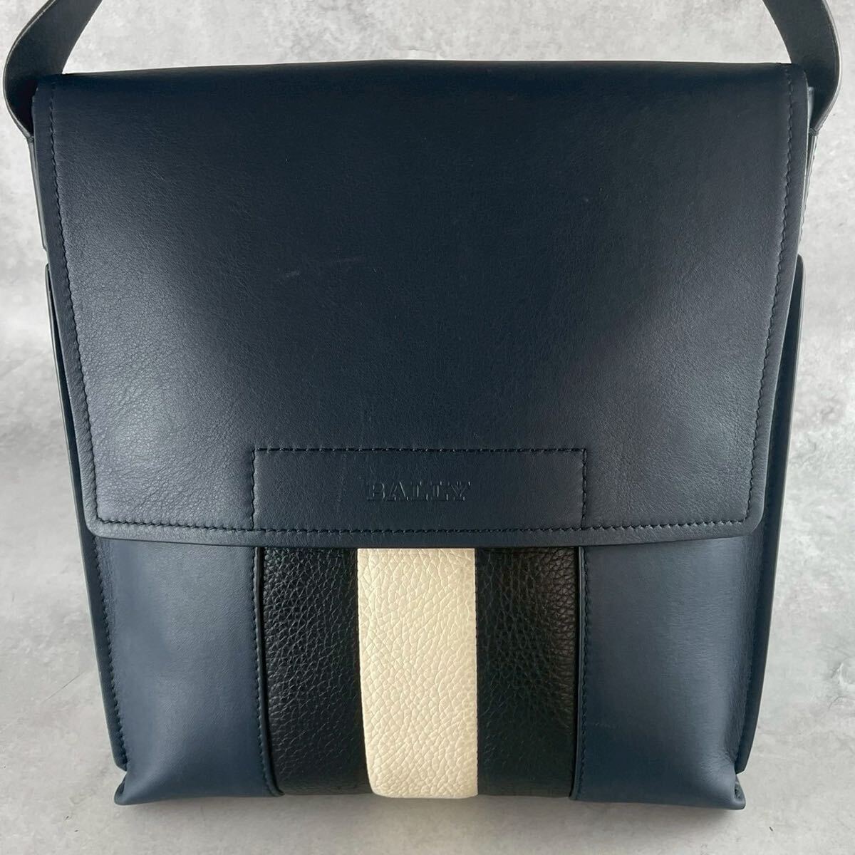 【極美品 超人気モデル】BALLY バリー メンズ ビジネス ショルダーバッグ サコッシュ ボディ メッセンジャー トレスポ ロゴ レザー 本革 紺