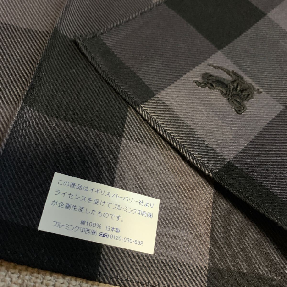 バーバリー BURBERRY ハンカチ ブラック黒系 ホースマーク刺繍 未使用_画像4