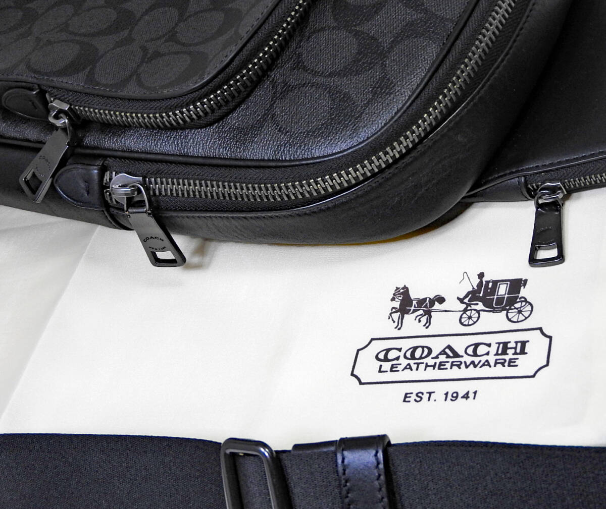 極美品】COACH コーチ シグネチャー メンズ PVCxレザーボディ 極美品】COACH コーチ シグネチャー メンズ PVCxレザーボディ