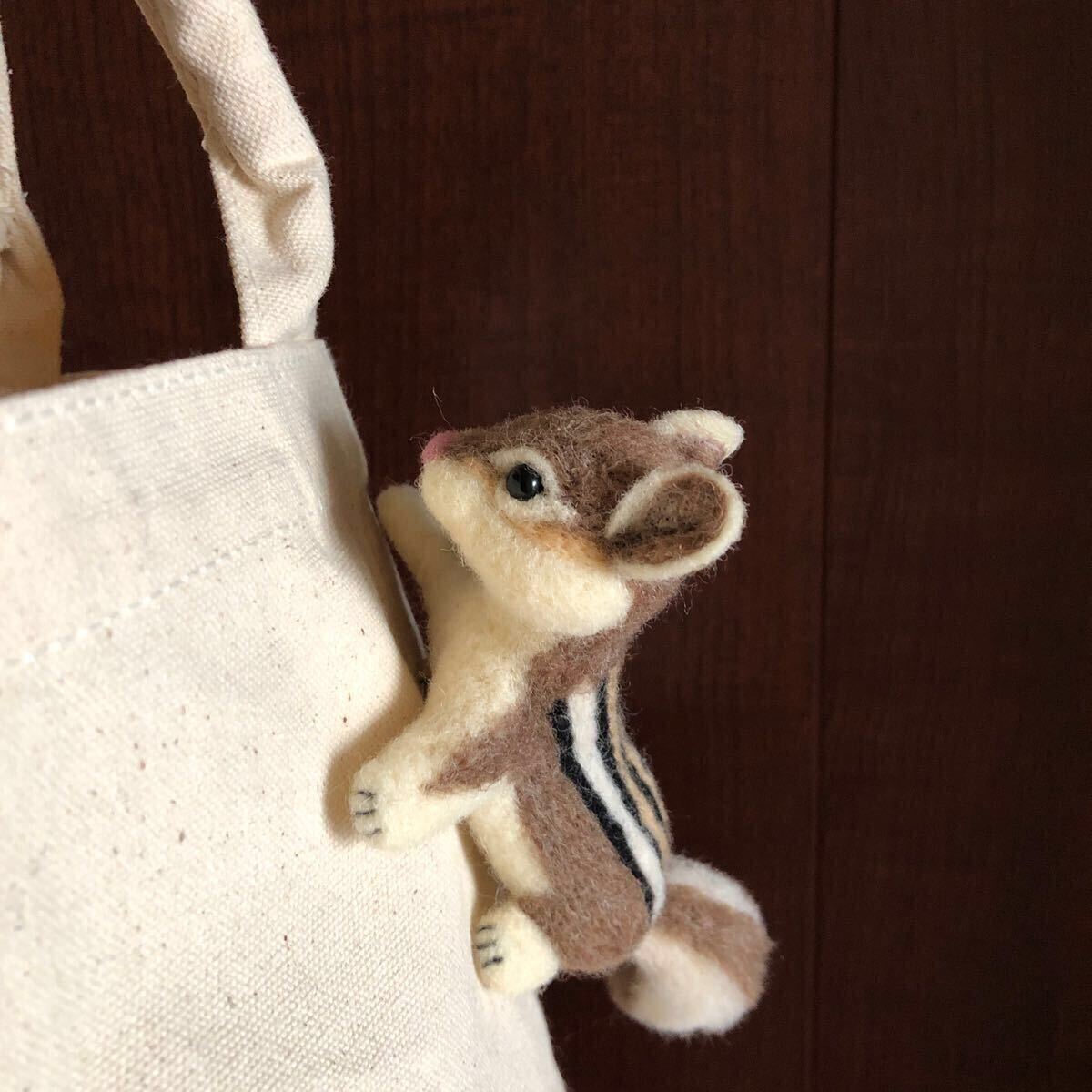 羊毛フェルト ハンドメイド ブローチ シマリス(羊毛フェルト 羊毛フェルト ハンドメイド ブローチ シマリス(羊毛フェルト