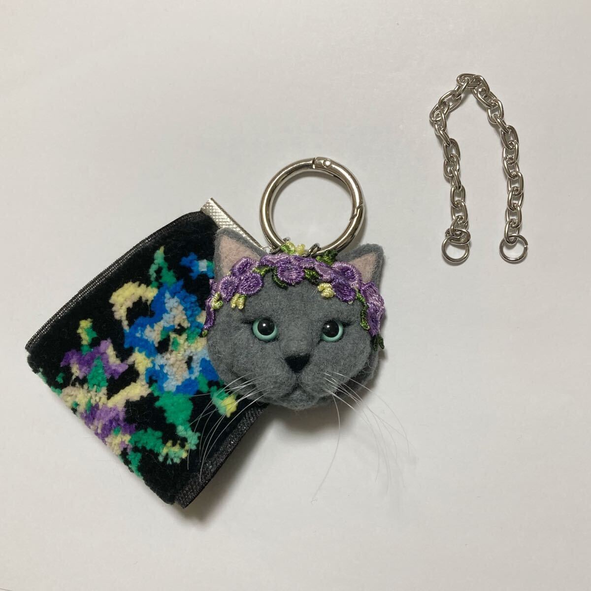 羊毛フェルトと刺繍糸、ねこさんバッグチャーム付きのバッグ