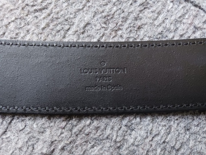 【送料無(wú)料】ルイ?ヴィトン M6897 メンズベルト サンチュール　LVイニシャル 　サイズ８５　黒色