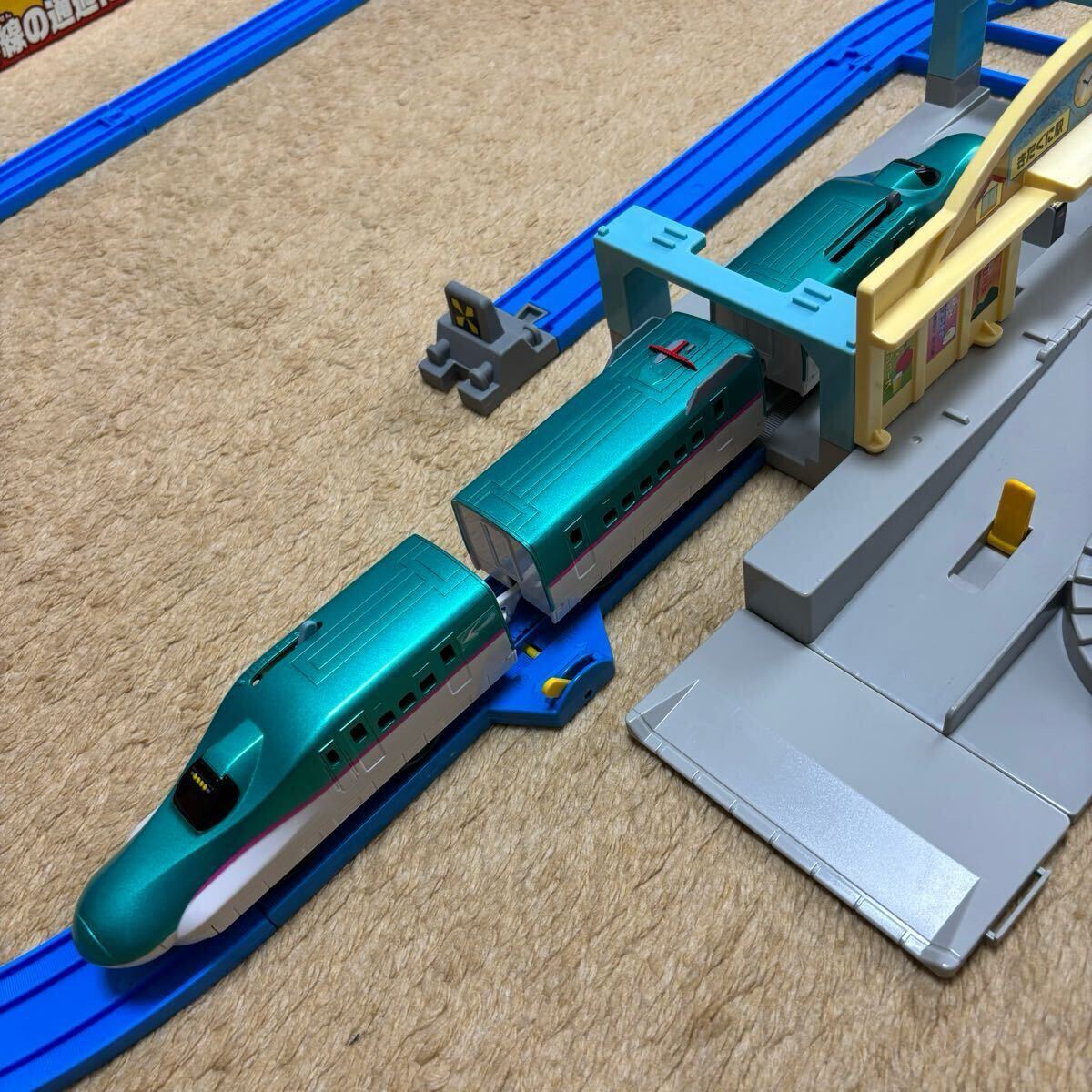 プラレール 連結 E5系「はやぶさ」&トミカ駅前ロータリーセット プラレール 連結 E5系「はやぶさ」&トミカ駅前ロータリーセット