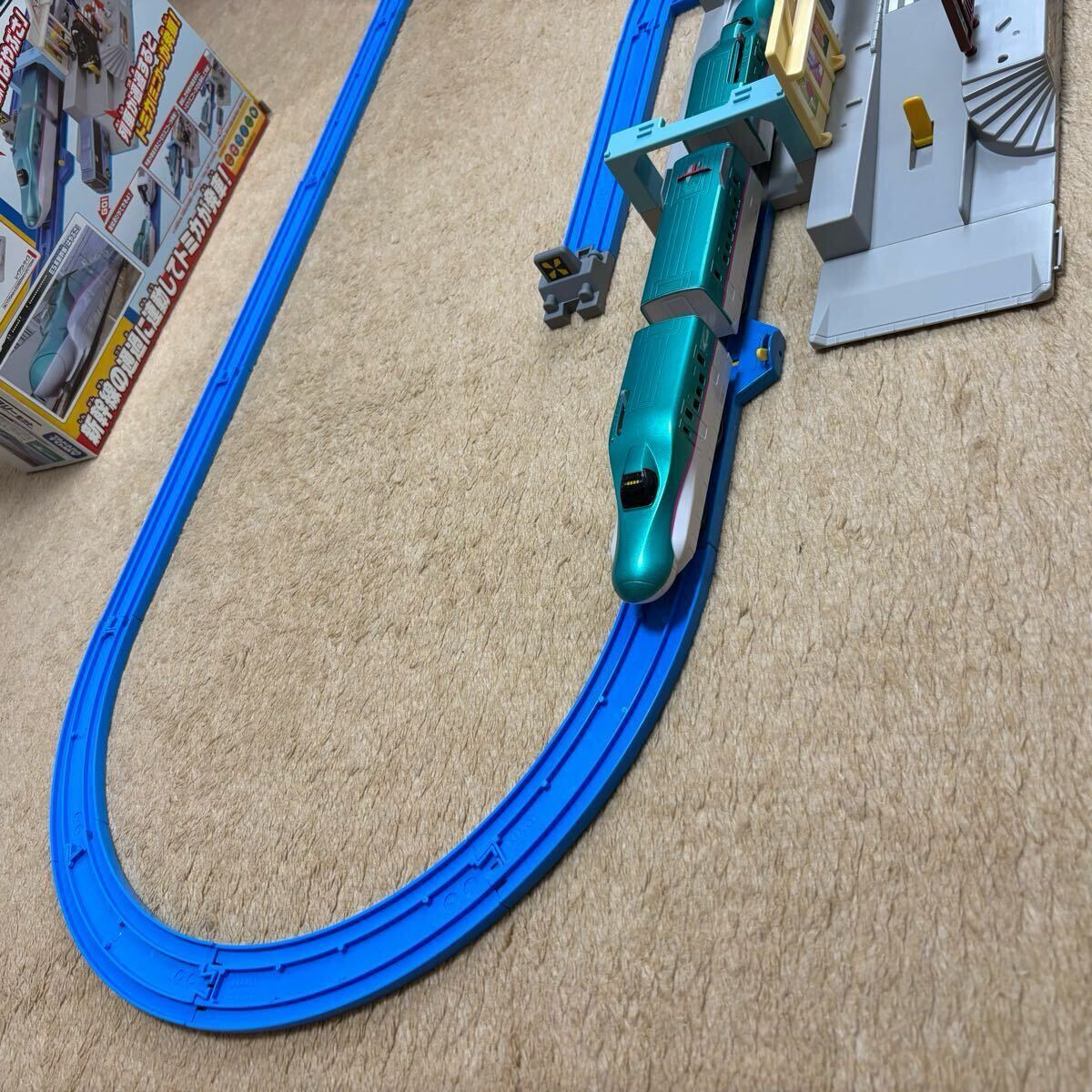 プラレール 連結 E5系「はやぶさ」&トミカ駅前ロータリーセット プラレール 連結 E5系「はやぶさ」&トミカ駅前ロータリーセット