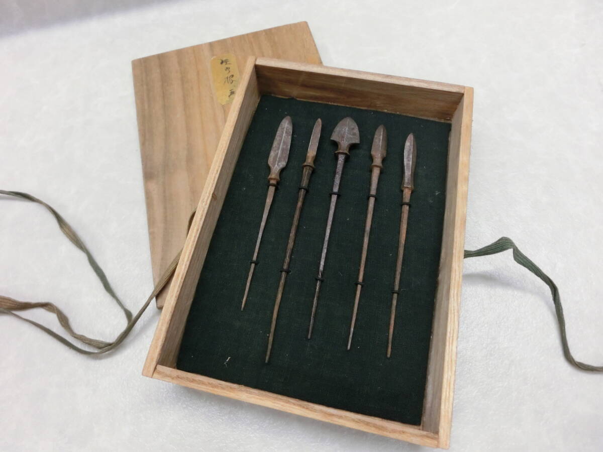 39931 矢尻 鉄製 5点おまとめ 鉄鏃 弓具 在銘 助? 骨董 39931 矢尻 鉄製 5点おまとめ 鉄鏃 弓具 在銘 助? 骨董