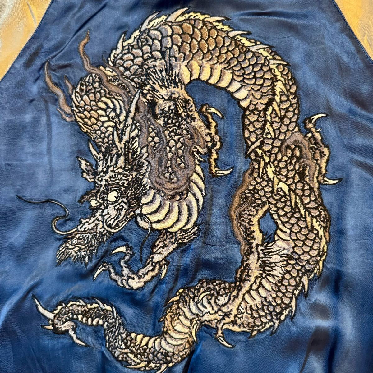 花旅楽団 SCRIPT 巻龍総柄刺繍 スカジャン ブルー×ベージュ 和柄 花旅楽団 SCRIPT 巻龍総柄刺繍 スカジャン ブルー×ベージュ 和柄