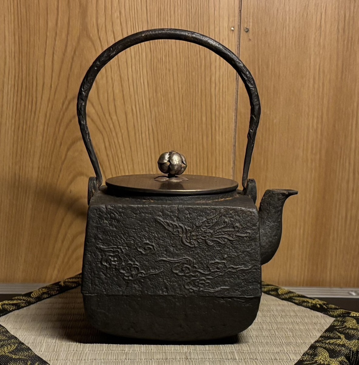 龍文堂造 雲鳳凰文銅蓋鉄瓶 鉄地持手 共箱 小振鉄瓶(鉄瓶)|売買 龍文堂造 雲鳳凰文銅蓋鉄瓶 鉄地持手 共箱 小振鉄瓶(鉄瓶)|売買