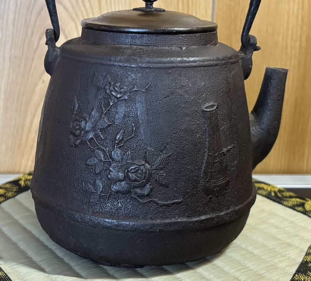 鉄瓶 龍文堂造 牡丹漢詩刻 銅蓋 名人造(鉄瓶)|売買された 鉄瓶 龍文堂造 牡丹漢詩刻 銅蓋 名人造(鉄瓶)|売買された