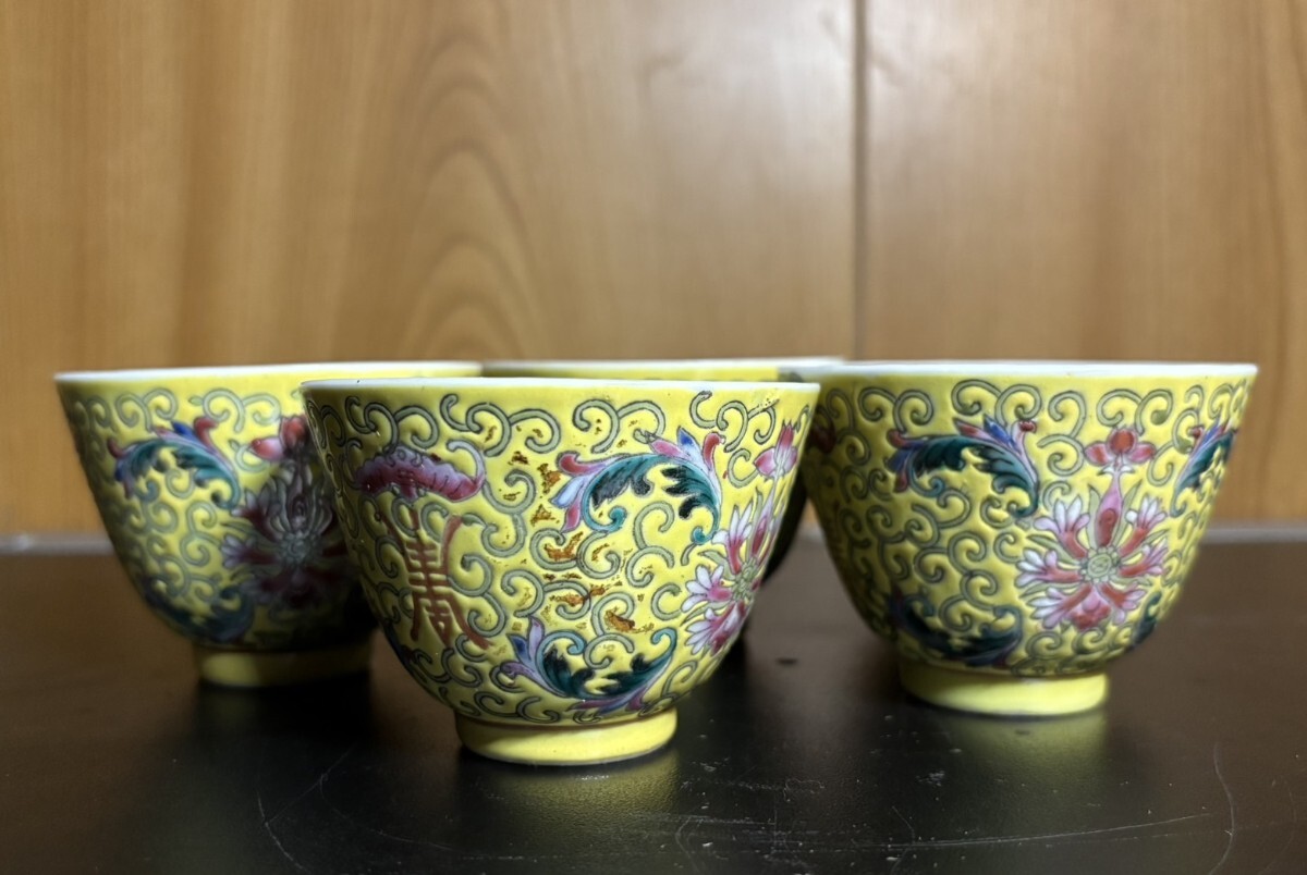 唐物 景徳鎮製 十錦手黄地 唐草文煎茶碗五客揃 年代箱 中国美術 唐物 景徳鎮製 十錦手黄地 唐草文煎茶碗五客揃 年代箱 中国美術