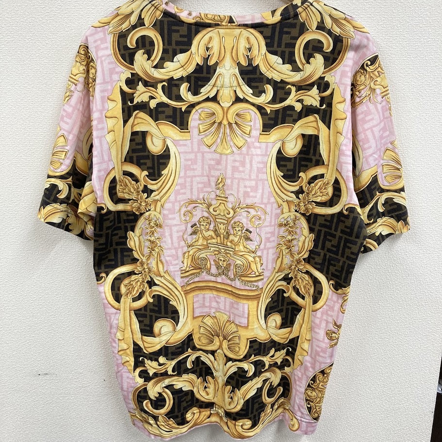 FENDACE　フェンダーチェ　FENDI×VERSACE　フェンデ?！隶籁Д毳旦`チェ　22SS　Gold Bar T-Shirt Tシャツ　FY0936　AKDZ　サイズL