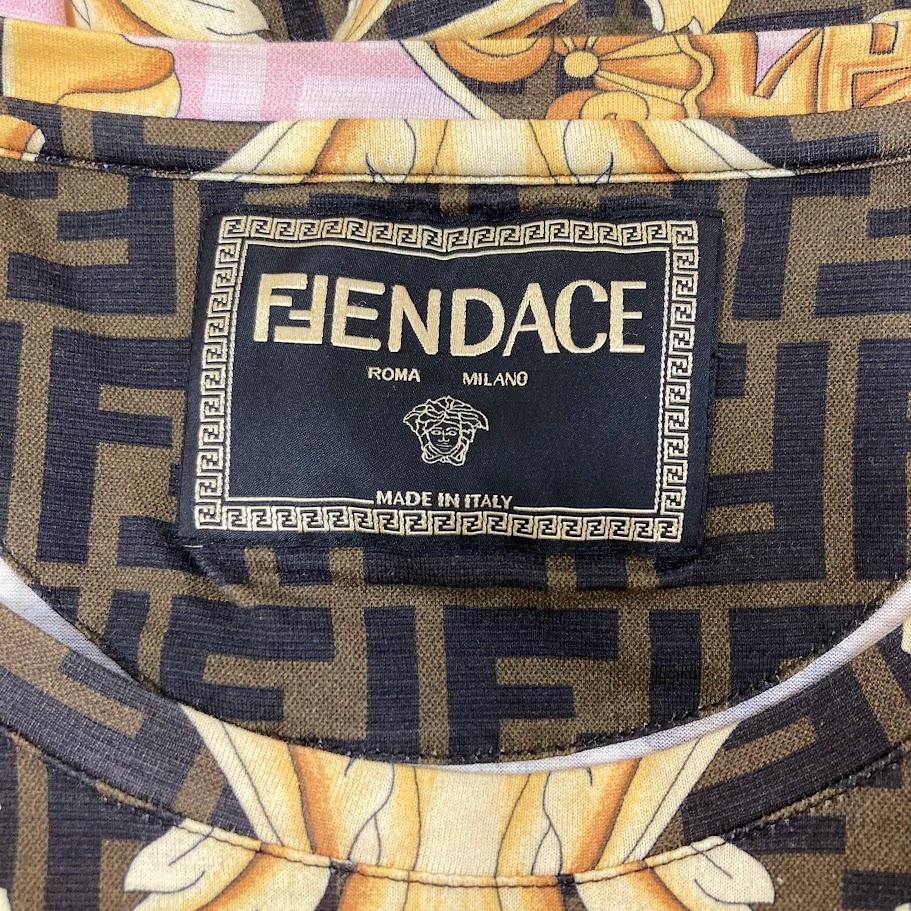 FENDACE　フェンダーチェ　FENDI×VERSACE　フェンデ?！隶籁Д毳旦`チェ　22SS　Gold Bar T-Shirt Tシャツ　FY0936　AKDZ　サイズL