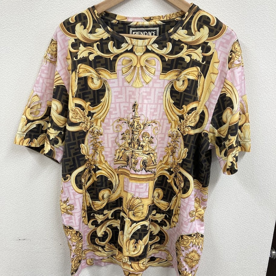 FENDACE　フェンダーチェ　FENDI×VERSACE　フェンデ?！隶籁Д毳旦`チェ　22SS　Gold Bar T-Shirt Tシャツ　FY0936　AKDZ　サイズL